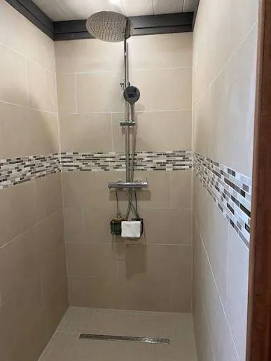 Douche à l'italienne du bungalow