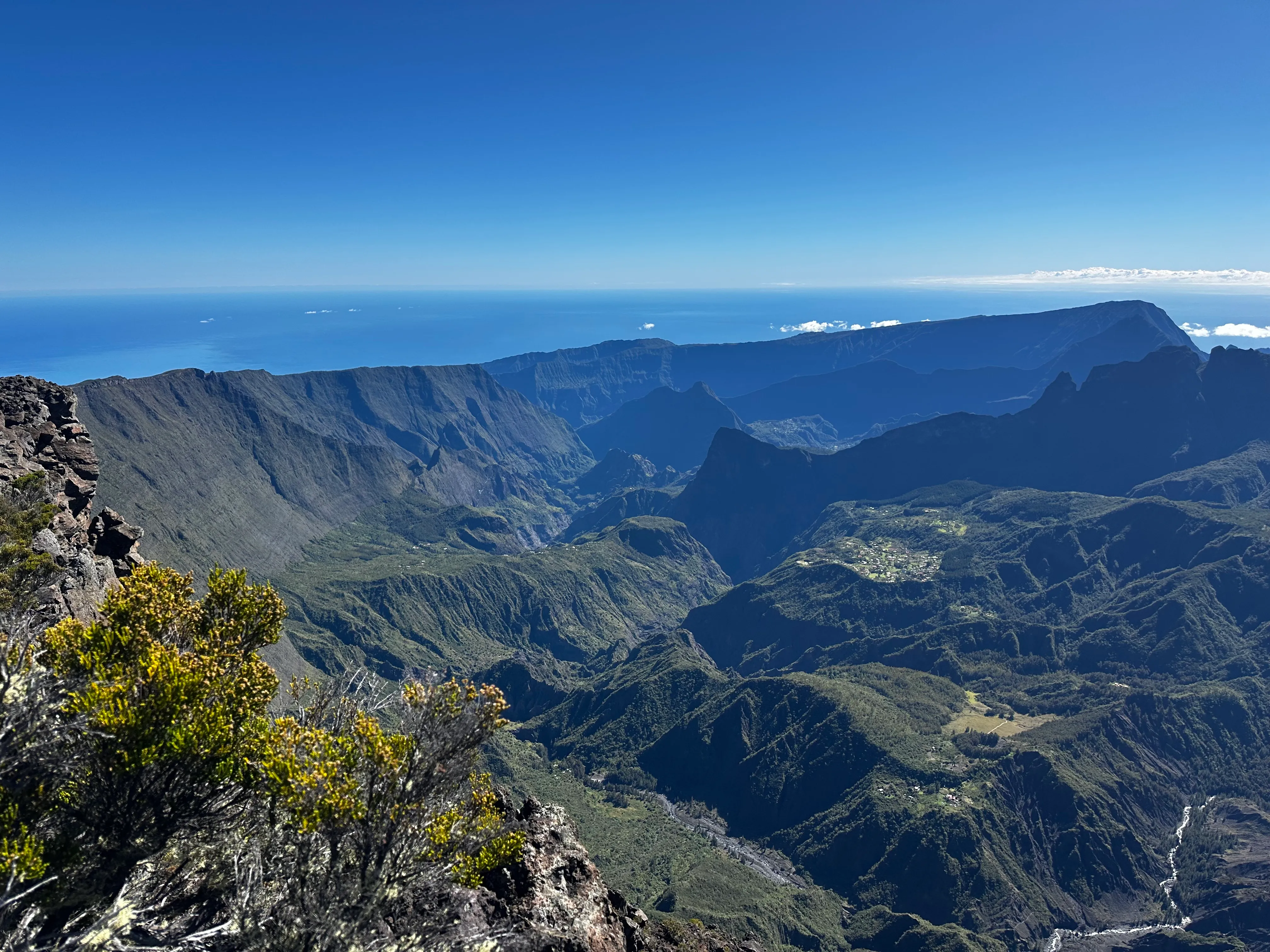 Le cirque de Mafate vu d'en haut : remparts verts, îlets accrochés aux plateaux et océan à l'horizon
