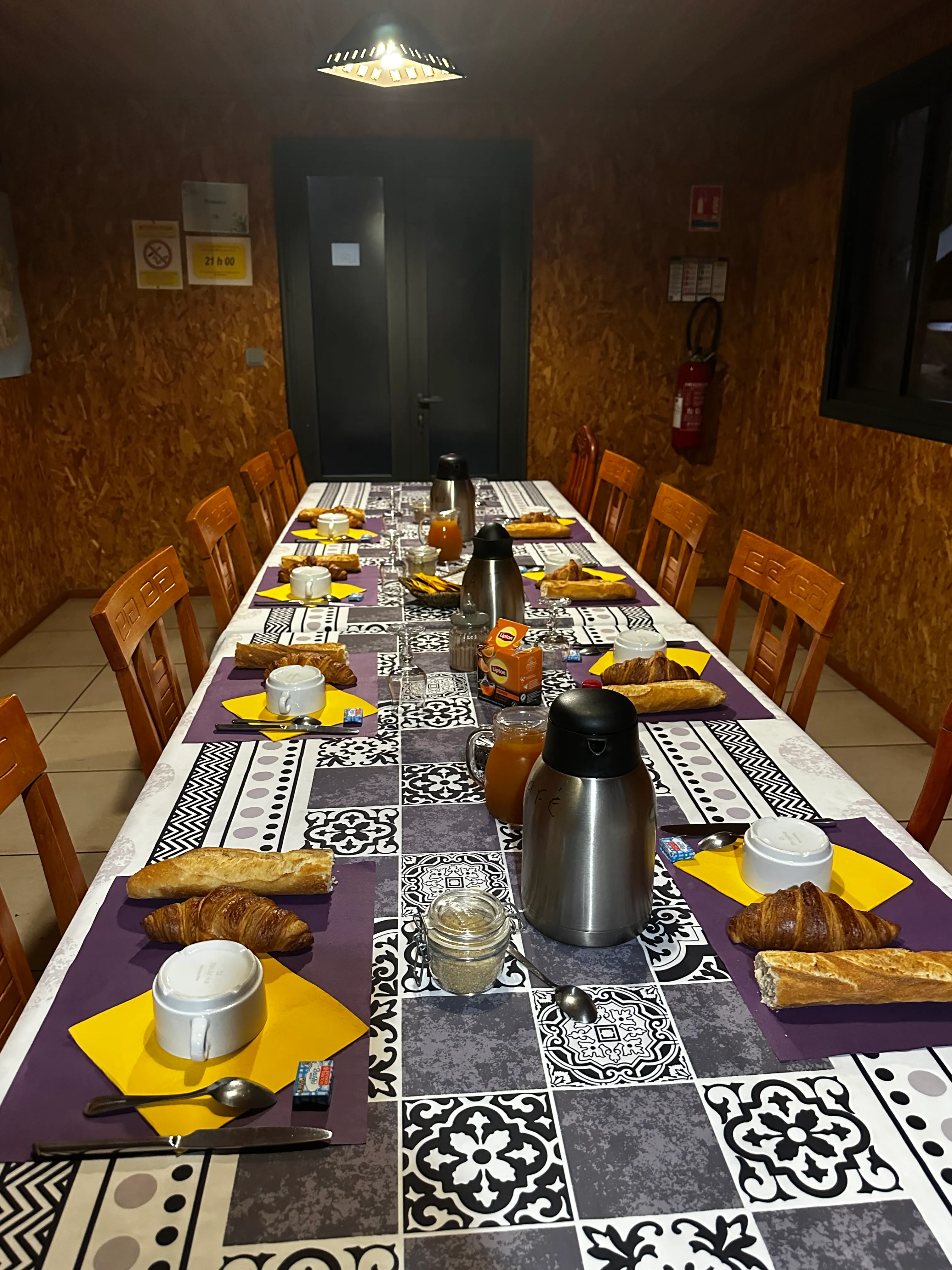 Table du petit-déjeuner : croissants, pain frais, café et jus