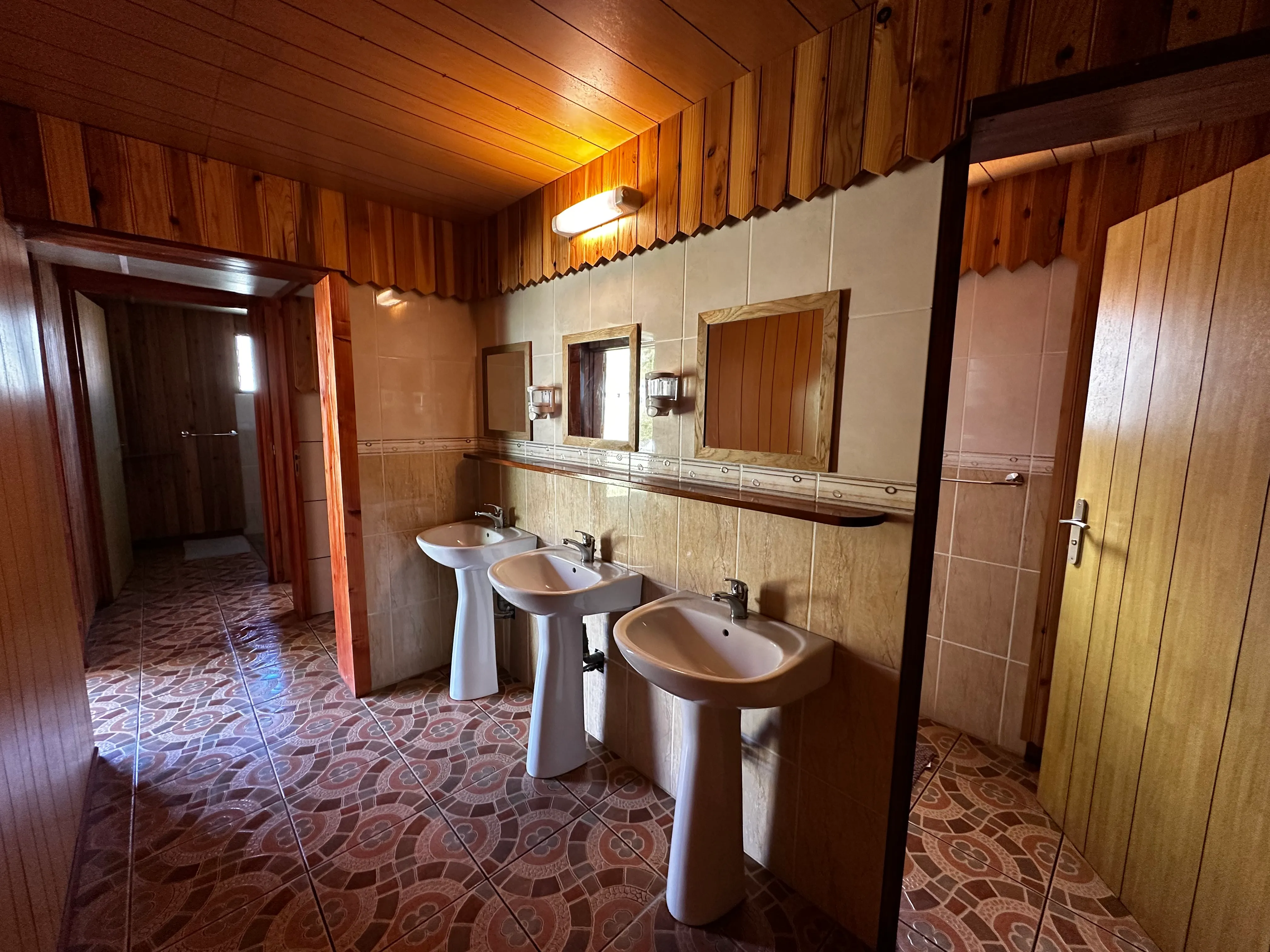 Les trois lavabos des sanitaires partagés de la maison principale